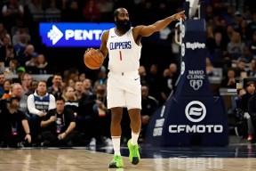 勇士队防守崩盘，惨遭对手狂轰猛炸，中心标题的是.的简单介绍